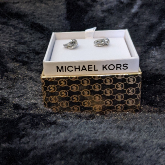 Michael Kors Earnings - Picture 2 of 3